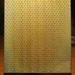 好日 - 本わさび専用おろし板 鋼鮫 KK.山本食品 ： 「わさび」の文字が連続して 刻まれているため、本山葵を円を描くようにおろすとまろやかなお味になるそうです。右上辺りに 一ヵ所のみ「わびさび」の文字になっています。