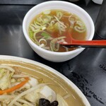 中国手打拉麺 馬賊 - 野菜炒めについてるスープ