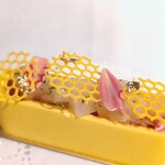 パティスリー オー フィル ドゥ ジュール - ひな祭りで花びらバージョン金箔もあり華やかでした！