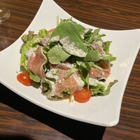 チーズ家 Quelle - スペイン産ハモンセラーノとルッコラのシーザーサラダ