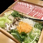 Okaka - 豚肉とたっぷりのお野菜出汁しゃぶでいただきます。