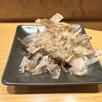 Okaka - 鰹節の下におかかおにぎりが。
                        そのままでも良し、お出汁を浸していただくのがおすすめです。