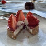 ピーク・ラウンジ - いちごのタルト断面図