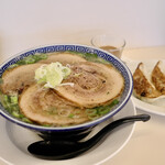 麺屋 志和家 - 焦がしチャーシュー麺とギョウザ3個。