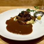 洋食 おがた - ジビーフとマッシュポテトが特製デミと絶妙にマッチ