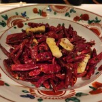 赤坂 桃の木 - 茄子の唐辛子香り揚げ、取り分ける前