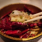 赤坂 桃の木 - 唐辛子で香りづけされた茄子揚げ