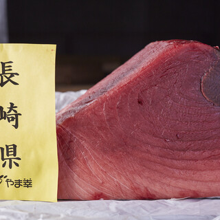 使用号称日本第一的金枪鱼中间批发商“山幸”的蓝鳍金枪鱼