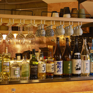 A wide variety of drinks including sake, natural wine, and original cocktails
