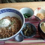 憩 - タイ風辛味肉味噌丼