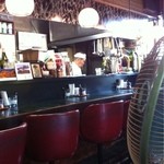 おさ - 店内はカウンターとテーブルが3卓だけ。