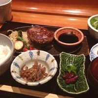 御曹司 きよやす邸 六本木本店 - よくばりランチ¥1800
                ハンバーグとサイコロステーキのゴールデンコンビです。