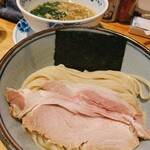 Chuuka Soba Shigure - こちらの店舗は初めて＆つけ麺もはじめて。伊勢佐木でいただいた醤油の麺よりもさらにもちもちしてると感じた。デュラムセモリナのリングイネみたい。つけ汁はラーメンに比べると甘めなのですね。つけ麺よりラーメンが好みかも。