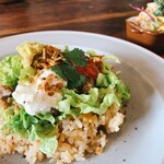 メイ デリカ&バー - 料理写真:タコライス　ヨーグルトの酸味がよくあって、こういうタコライスは初めてかも。美味しくいただきました。