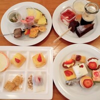 ザ・ループ ホテルアゴーラ大阪守口 - 15分でスイーツとブロシェット、海老とアボカドのマリネ苺ヴィネグレット、ローストビーフと苺のカクテルしか取れずこれ以外は行列と補充が追いつかずで後回しにする事に