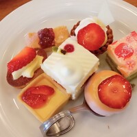 ザ・ループ ホテルアゴーラ大阪守口 - 苺とリンゴのクレームディプロマット、苺ベリーパイ、苺タルト、苺とレモンのムース、苺とトロピカルムース、苺ショート、苺カスタードタルト？