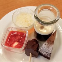 ザ・ループ ホテルアゴーラ大阪守口 - 苺とりんごのベリーヌ、オレンジゼリー？、コーヒーゼリー、ガトーショコラ、苺とクランチチョコレートケーキ、