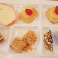 ザ・ループ ホテルアゴーラ大阪守口 - なが〜い苺メロンパン、苺デニッシュ、苺大福、わらび餅、マドレーヌ