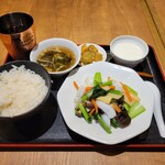 中華食堂わんちゃん - イカと野菜炒めランチ