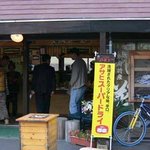 岡本屋 売店 - お店の入口です。この日は人が多かったです。人気店ですからね。