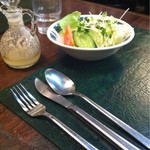 おさ - ハンバーグカレーに付くサラダとドレッシング。