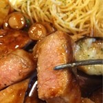 おさ - ポークソテーは厚さ2センチ近くある。