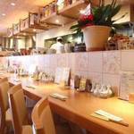 鶴亀飯店 - キレイなカウンター席からは目の前でリアルな調理がご覧頂けます。