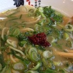 ラーメン横綱 - 葱とうま味唐辛子を入れると味変