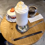 pace - いちごのカップケーキ、大人なバナナシェイクとコーヒー