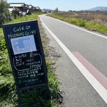 Cafe Morning Glory - サイクリングロードの看板が目印