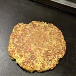 Daisuki - お好み焼き　焼き上がりを熱した鉄板にのせて頂きました