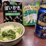 みさわ - 菓子袋やお惣菜の白菜のお新香を食べながら
            缶ビールをピシュー！