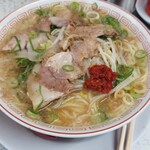 ラーメン玉津 - 胡椒と辛味噌を投入