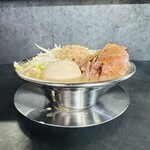 RAMEN HITONI YASASHIKU - 【国産豚ラーメン（味玉.ｵｰﾌﾟﾆﾝｸﾞｻｰﾋﾞｽ）】