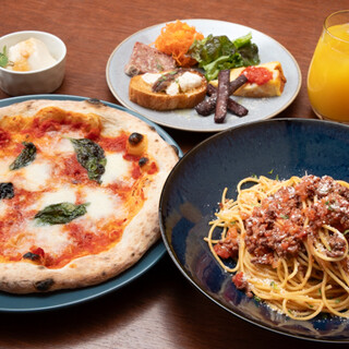 可選擇《超值》種類豐富的義大利面和披薩的午餐套餐!
