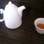 凛華 - ポットで提供されるお茶