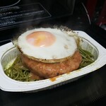 キッチン ブルー グローブ - ハンバーグと目玉焼きを乗せて