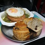 キッチン ブルー グローブ - 他店のパンと一緒にいただきます