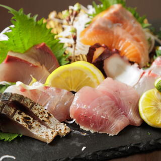 我们还添加了采用精心挑选的新鲜鱼类制成的海鲜菜肴。