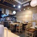 Soba Dokoro Tombo - 店内は濃茶色の木床、壁は白木の合板、淡い木目調のテーブル&カウンターでリーズナブルな蕎麦屋さんらしさがあります
                BGMはJAZZ、お席はL字カウンター4席、4席×6卓の合計28席