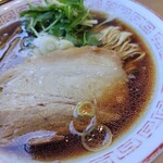 Menya Kyousuke - 鰹油のラーメン醤油900円　豚バラを選択