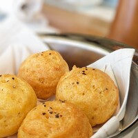 Benoit Alain Ducasse - 最初に出されるチーズのパン?1人2個 Benoit Alain Ducasse - 最初に出されるチーズのパン?1人2個