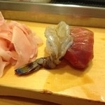 大和寿司 - 最初の２貫を食べたら、すぐに次が出てきて…