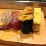 大和寿司 - 左側の２貫を食べる前に、またすぐ次が出てきます(^-^;
