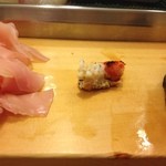 大和寿司 - エビのあたまの中身を炙ったもの。右側に先に出てきた寿司が残ってます(笑)