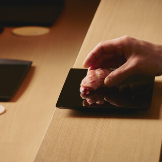 深夜でも本格江戸前寿司を。46年の職人歴を誇る大将が握る一貫