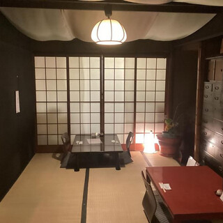 设备齐全，设有私人房间。在拥有约100年历史和日式氛围的空间中度过轻松的时光