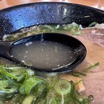 京都ラーメン 一桜 - 背脂が浮いているけど澄んだスープ