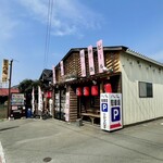 麺屋 八感 - お店の外観　写真右手とお店の向こうに駐車場有り