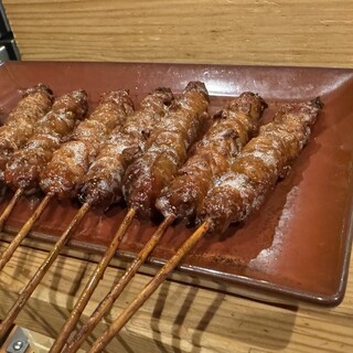 6日かけてじっくり焼き上げる看板メニュー「ぐる皮」を味わう